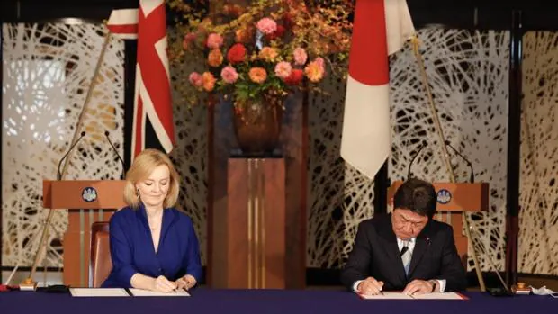 Liz Truss,ministra británica de Comercio Internacional, y el ministro de Relaciones Exteriores de Japón, Toshimitsu Motegi, durante la firma del acuerdo