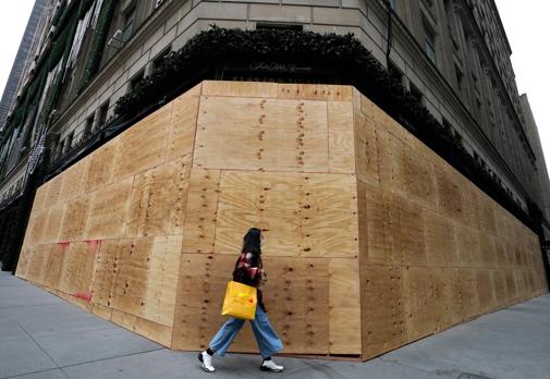 Unos grandes almacenes en la Quinta Avenida, en Nueva York, han protegido sus escaparates con planchas de madera