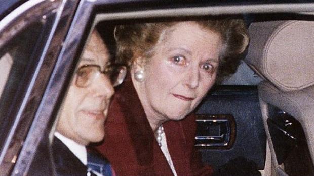 La primera ministra abandona el número 10 de Downing Street en compañía de su marido, Denis Thatcher