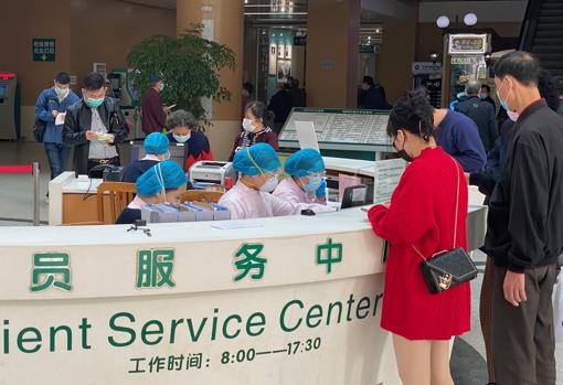 A pesar de no diagnosticarse casos locales de coronavirus en China, las enfermeras del Hospital Central de Wuhan siguen protegiéndose con mascarillas, gafas, guantes y gorros de plástico para el pelo