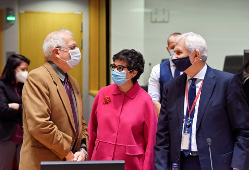 La ministra González Laya habla con el alto representante Josep Borrell en Bruselas