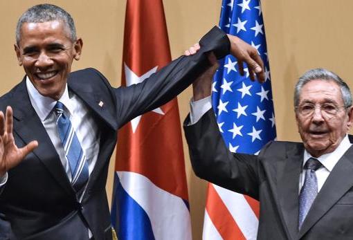 Raúl Castro levanta la mano de Obama durante la vista de este a Cuba en 2016