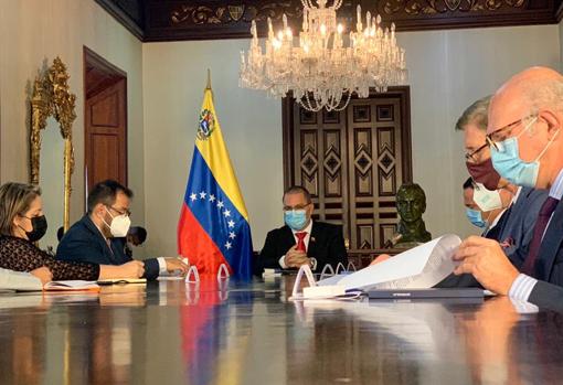 Arreaza en la reunión con los representantes de las misiones diplomáticas europeas en Caracas