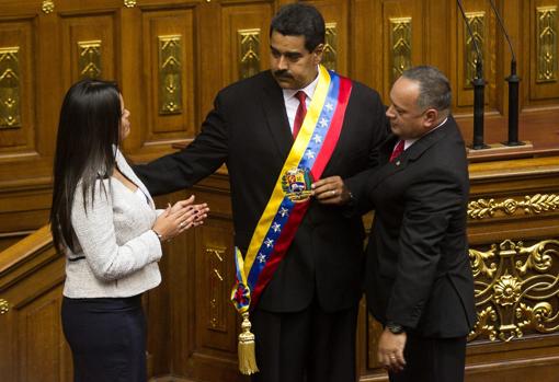 El nuevo mandatario venezolano recibe la banda presidencial de manos del presidente de la Asamblea Nacional, Diosdado Cabello y de la hija mayor de Chávez