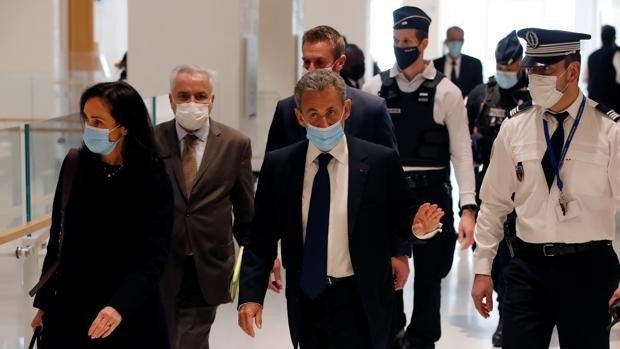 Sarkozy, condenado a un año de prisión firme y tres de prisión con remisión de pena