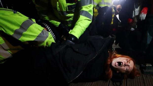 La policía británica carga contra las mujeres que hacían vigilia por el  asesinato de Sarah Everard