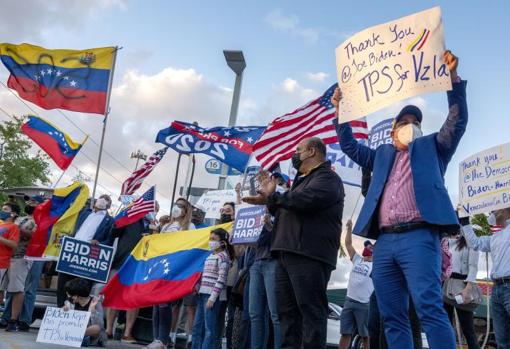 Un grupo de venezolanos celebran en Miami la aprobación de la TPS