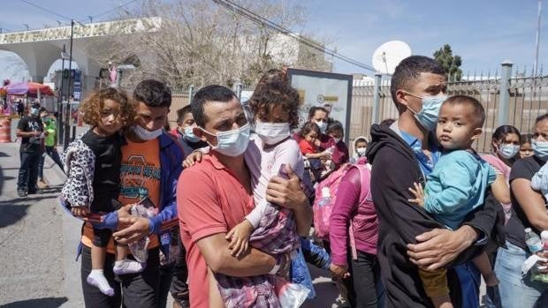 Inmigrantes de Centroamérica, en el puente internacional Paso del Norte, entre México y EE.UU.