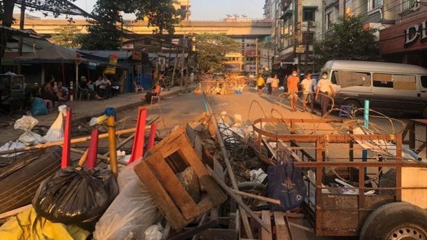 Imagen de una barricada tomada por la española evacuada de Yangón