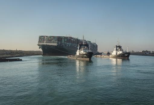 Dos remolcadores tratan de enderezar el portacontenedores Ever Given en el canal de Suez
