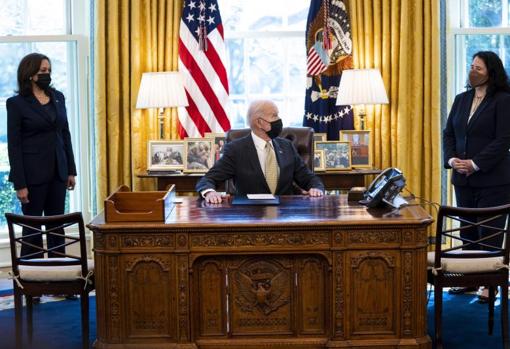 Joe Biden, en el Despacho Oval durante la firma de una ley