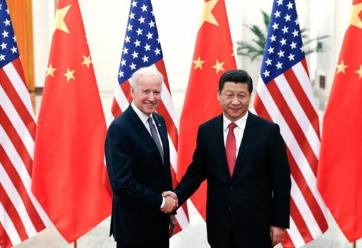 Joe Biden, en su époco como vicepresidente de EE.UU., saluda a Xi Jinping en Pekín