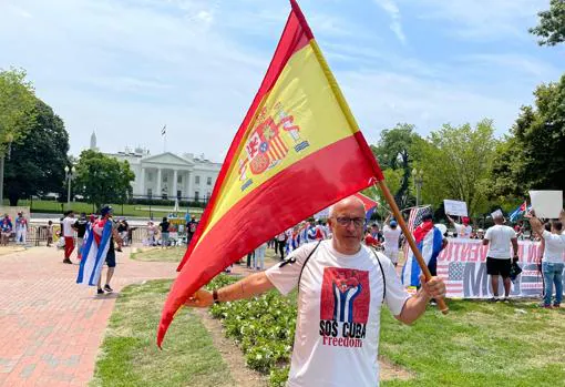 Nacho Rocha, de 61 años, se manifiesta ante la Casa Blanca con una bandera española para reclamar a Pedro Sánchez una mayor implicación por la libertad en Cuba