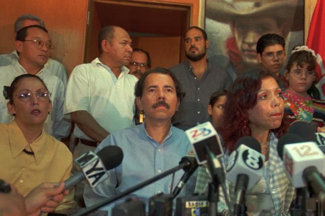Daniel Ortega, acompañado de Rosario Murillo en 1998