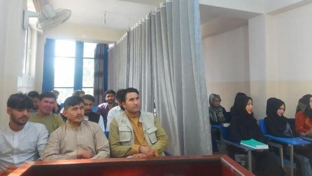 Hombres y mujeres, separados por cortinas en la reapertura de la universidad bajo el régimen talibán