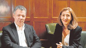 El expresidente Santos e Ingrid Betancourt posan juntos en Madrid durante la presentación del libro