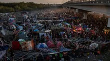 Un grupo de inmigrantes se refugian en el campamento de la localidad Del Río
