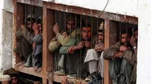 Presos en una cárcel afgana en una foto de archivo