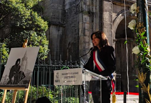 Anne Hidalgo en la inauguración de la plaza consagrada a Juliette Greco en San Germán de los Prados, como Azorín llamaba a Saint-Germain-des-Prés, donde, según Menéndez Pidal, comenzaron las relaciones hispano-francesas