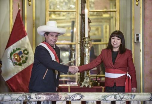 Pedro Castillo estrecha la mano de Vásquez tras jurar su cargo