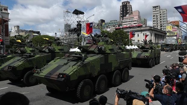 Desfile de vehículos militares en Taipei, con motivo del Día Nacional de Taiwán, que se celebró el domingo de la pasada semana en medio de la creciente tensión con China.