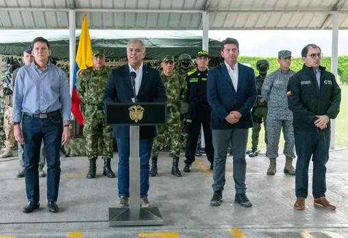 Iván Duque, together with the Colombian Minister of Defense, Diego Molano (2d), and the attorney general, Francsico Barbosa (r), among others, during a statement to report the capture of Otoniel