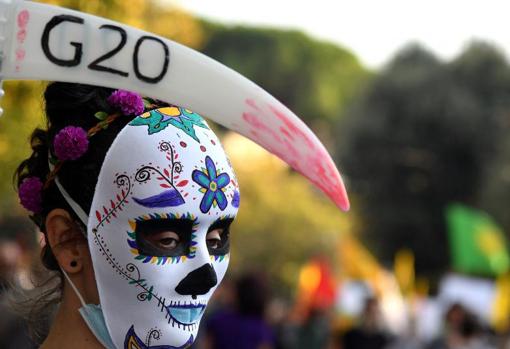 Una mujer protesta en Roma contra la cumbre del G-20