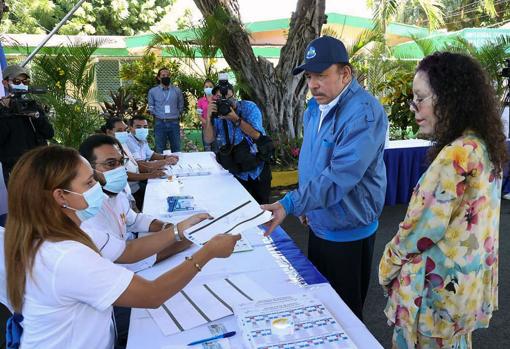 Daniel Ortega and his wife Rosario Murillo, at the time of voting this Sunday