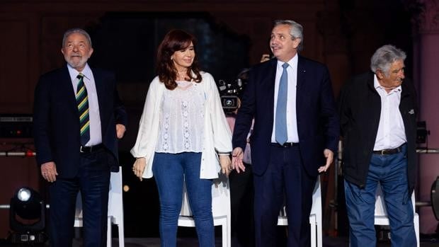 Alberto Fernández celebra la democracia en un acto masivo con Cristina Kirchner como protagonista