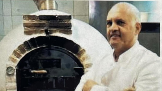 El mafioso Gioacchino Gammino, de 61 años, posa frente a un horno de pizza