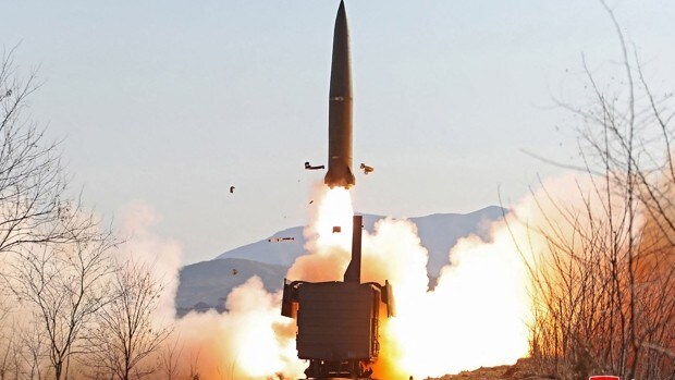 Corea del Norte efectúa lanzamientos de misiles desde un ferrocarril