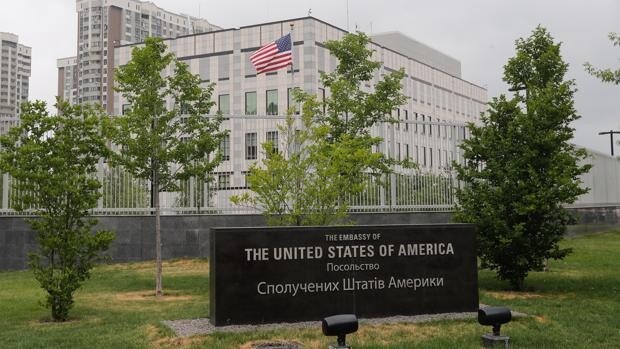 Estados Unidos evacúa a los familiares de los diplomáticos en Ucrania por la amenaza rusa