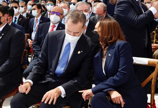 The Vice President of the United States, Kamala Harris, speaking with King Felipe VI this Thursday