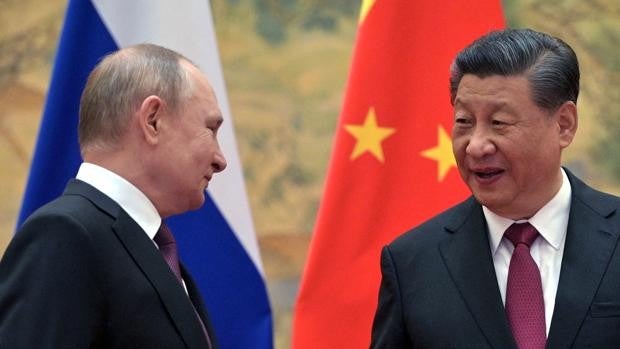 Vladimir Putin habla con Xi Jinping