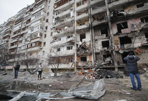 Edificios destruidos en Kiev después de los bombardeos rusos