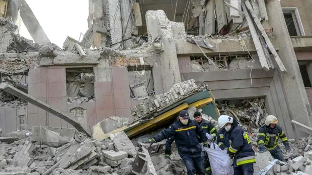 Al menos tres muertos y decenas de heridos en un bombardeo ruso en Mikolaiv
