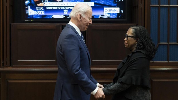 El Senado de EE.UU. confirma a Ketanji Brown Jackson, la primera juez negra del Supremo