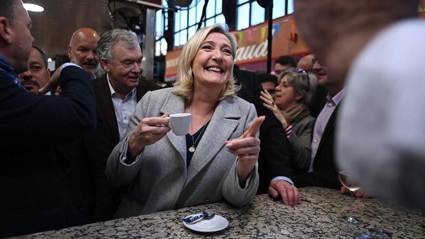 Le Pen se sitúa a solo dos puntos de Macron en los sondeos de las presidenciales