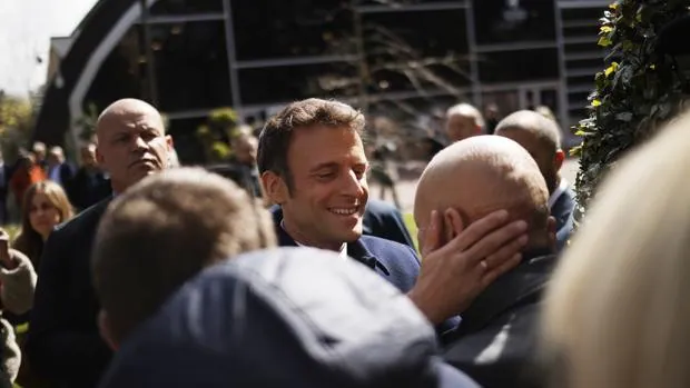 Macron gana con el 28% de los votos frente al 24% de Le Pen, que le disputará la Presidencia en la segunda vuelta