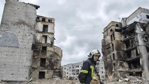 Los bombardeos rusos dejan tres muertos en Járkov y destruyen una fábrica de munición en Kiev