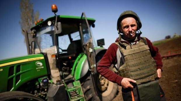 Los agricultores ucranianos siguen arando sus campos en primera línea con chalecos antibalas