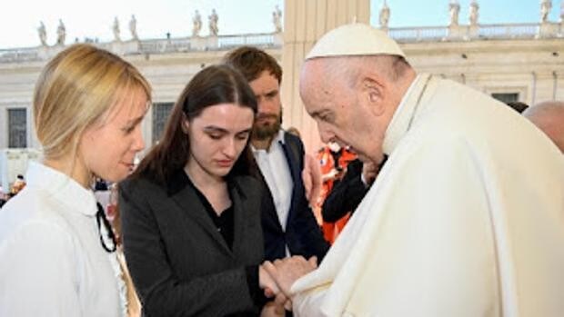 Esposas del batallón Azov se reúnen con el Papa: «Espero que nos ayude a salvarles la vida»