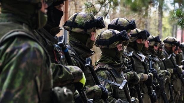 Solo 13.000 profesionales y casi un millón de reservistas: la capacidad militar que Finlandia puede aportar a la OTAN
