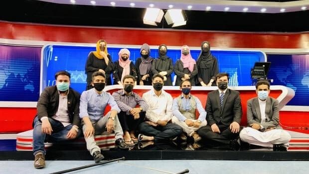 Presentadores de televisión afganos se cubren la cara en directo en apoyo a sus compañeras