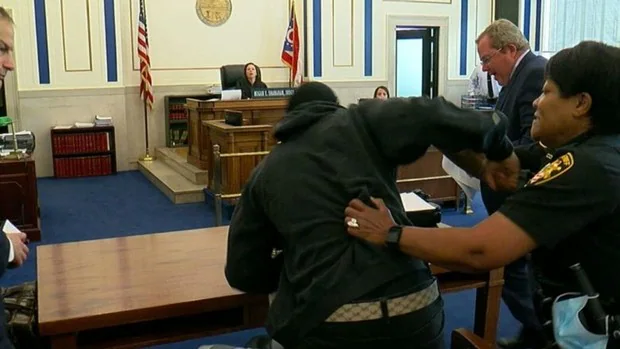 Un hombre golpea brutalmente al hombre acusado de matar a su hijo durante el juicio