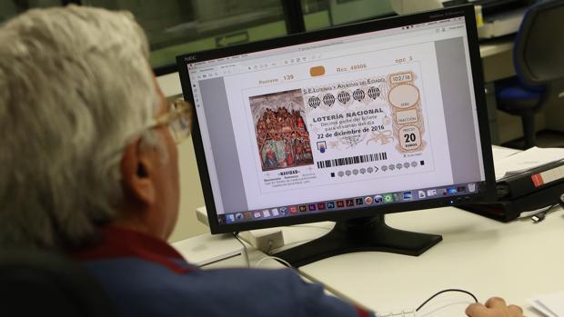 Imagen de archivo en la que se pueden observar algunos elementos de seguridad: código de barras, numeración o tintas específicas...