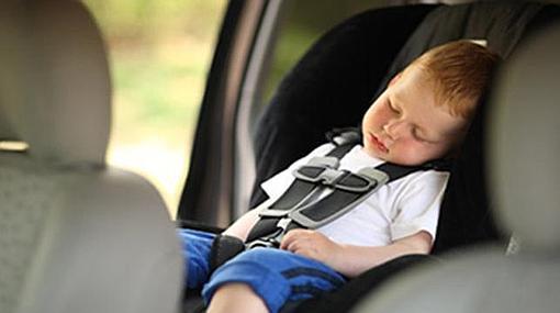 Dos bebés se quedaron olvidados en sendos coches