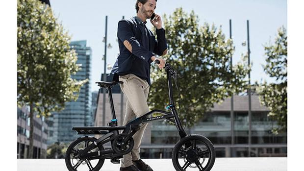 La Peugeot eF01 sólo pesa 17 kilos y se pliega en 10 segundos