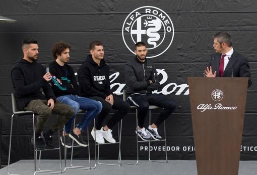 Luca Parasacco (CEO de FCA Spain) charla con los jugadores del Atlético