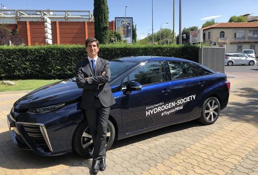 Javier Brey, presidente de la Asociación Española del Hidrógeno, junto a l Toyota Mirai